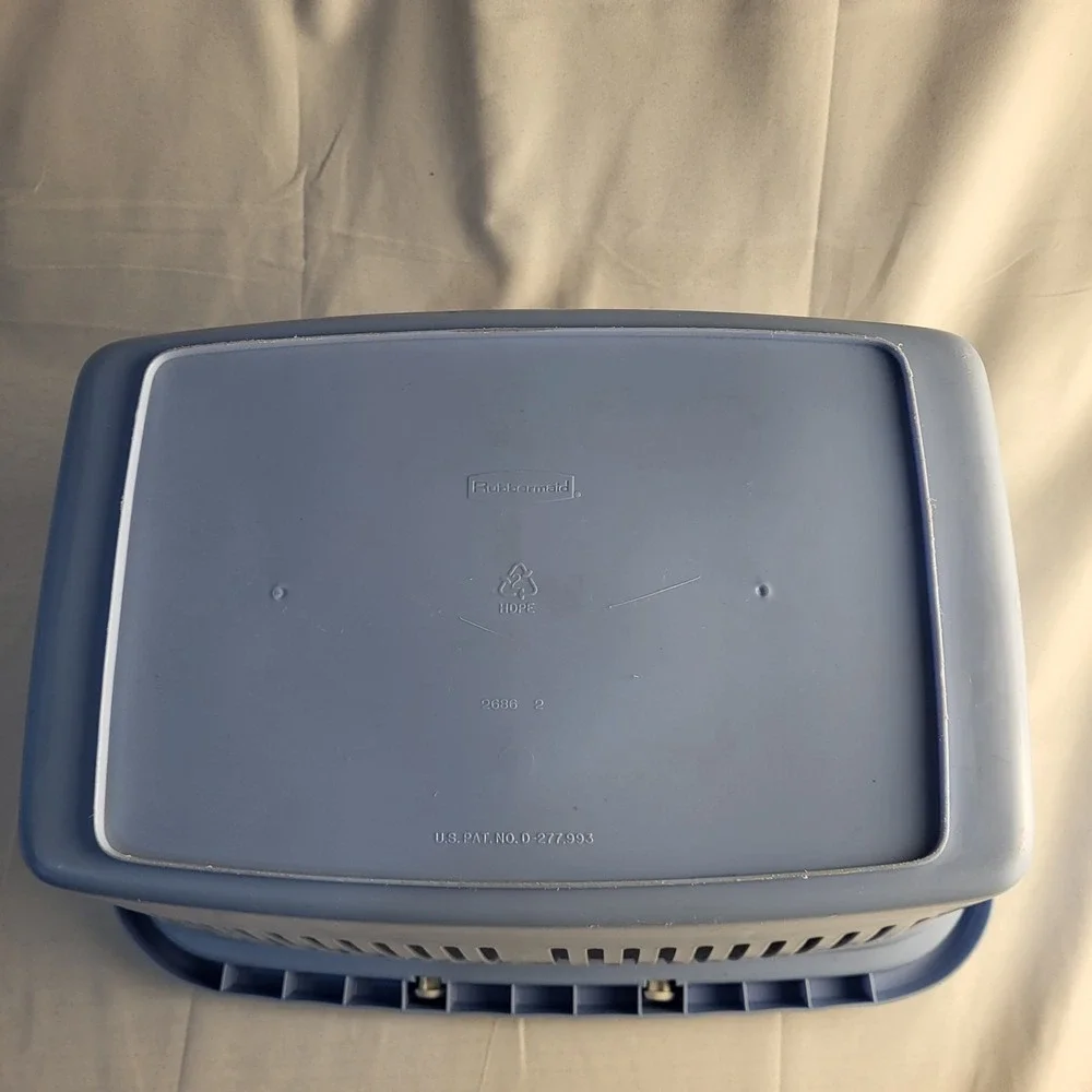 Vintage Blue Rubbermaid 18
